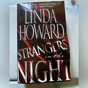 💜 strangers in the Night by Linda howard Book
